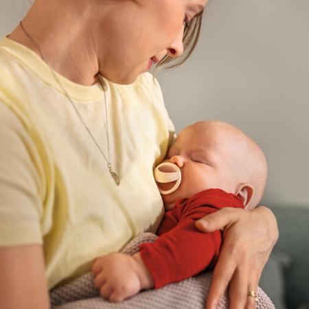 NUK MommyFeel Silikon-Schnuller （grau/beige）