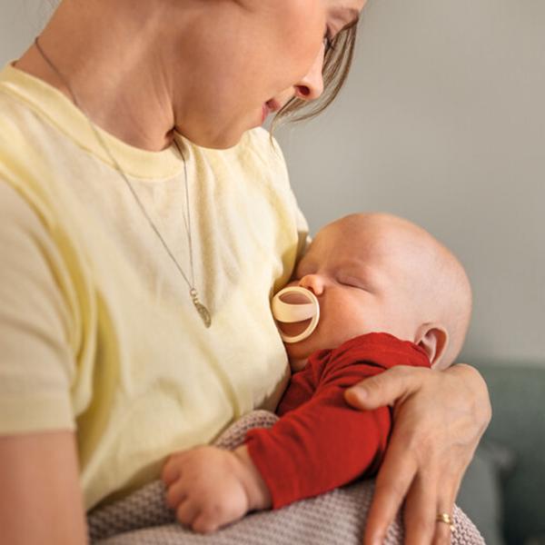 NUK MommyFeel Silikon-Schnuller （grau/beige）